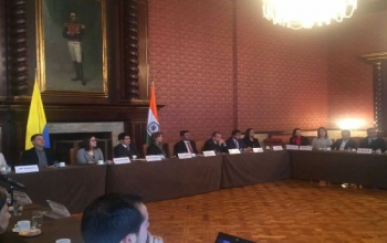25 colombian teachers going to India
