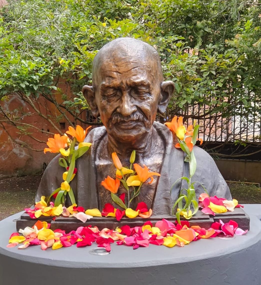 On the occasion of Gandhi Jayanti, Amb. H.E. Mr. Vanlalhuma, Embassy officials & members of Utadeo University paid floral tributes at the bust of  Mahatma Gandhi on the University campus, remembering his timeless principles of truth, non-violence & compassion.