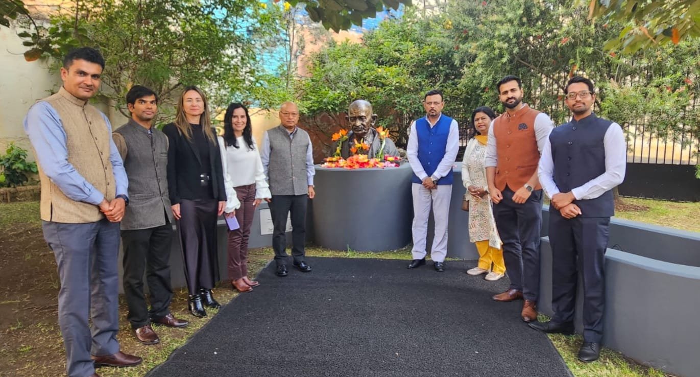 On the occasion of Gandhi Jayanti, Amb. H.E. Mr. Vanlalhuma, Embassy officials & members of Utadeo University paid floral tributes at the bust of  Mahatma Gandhi on the University campus, remembering his timeless principles of truth, non-violence & compassion.