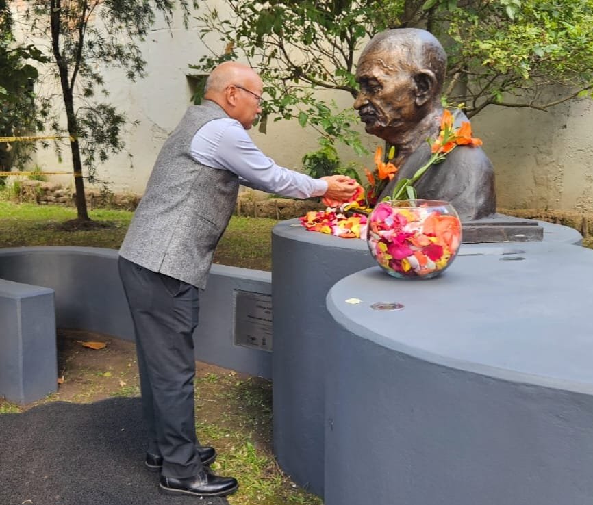 On the occasion of Gandhi Jayanti, Amb. H.E. Mr. Vanlalhuma, Embassy officials & members of Utadeo University paid floral tributes at the bust of  Mahatma Gandhi on the University campus, remembering his timeless principles of truth, non-violence & compassion.