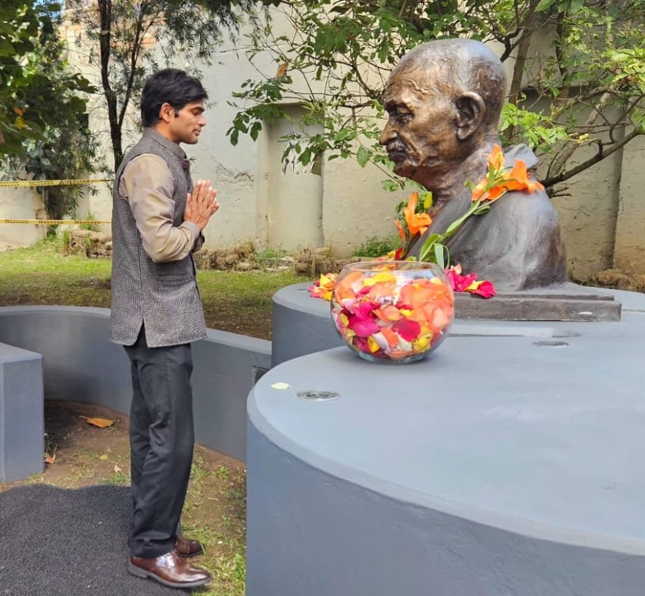 On the occasion of Gandhi Jayanti, Amb. H.E. Mr. Vanlalhuma, Embassy officials & members of Utadeo University paid floral tributes at the bust of  Mahatma Gandhi on the University campus, remembering his timeless principles of truth, non-violence & compassion.