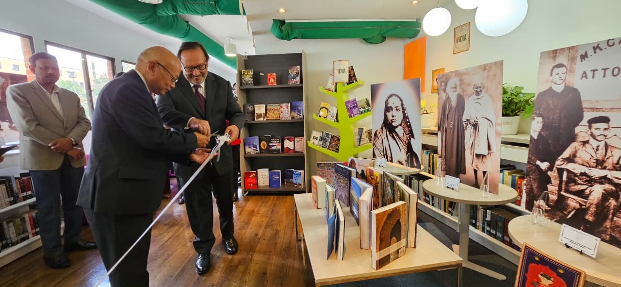 Embassy of India in Bogotá donated books and Amb. H.E. Mr. Vanlalhuma inaugurated the India Corner at the Library of El Bosque University.