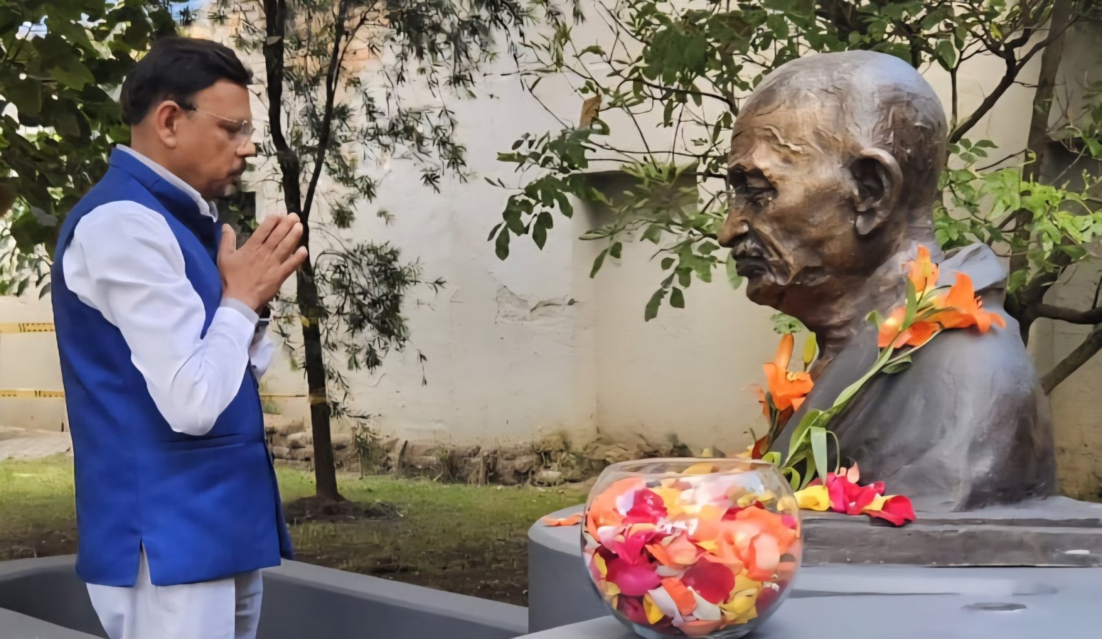 On the occasion of Gandhi Jayanti, Amb. H.E. Mr. Vanlalhuma, Embassy officials & members of Utadeo University paid floral tributes at the bust of  Mahatma Gandhi on the University campus, remembering his timeless principles of truth, non-violence & compassion.