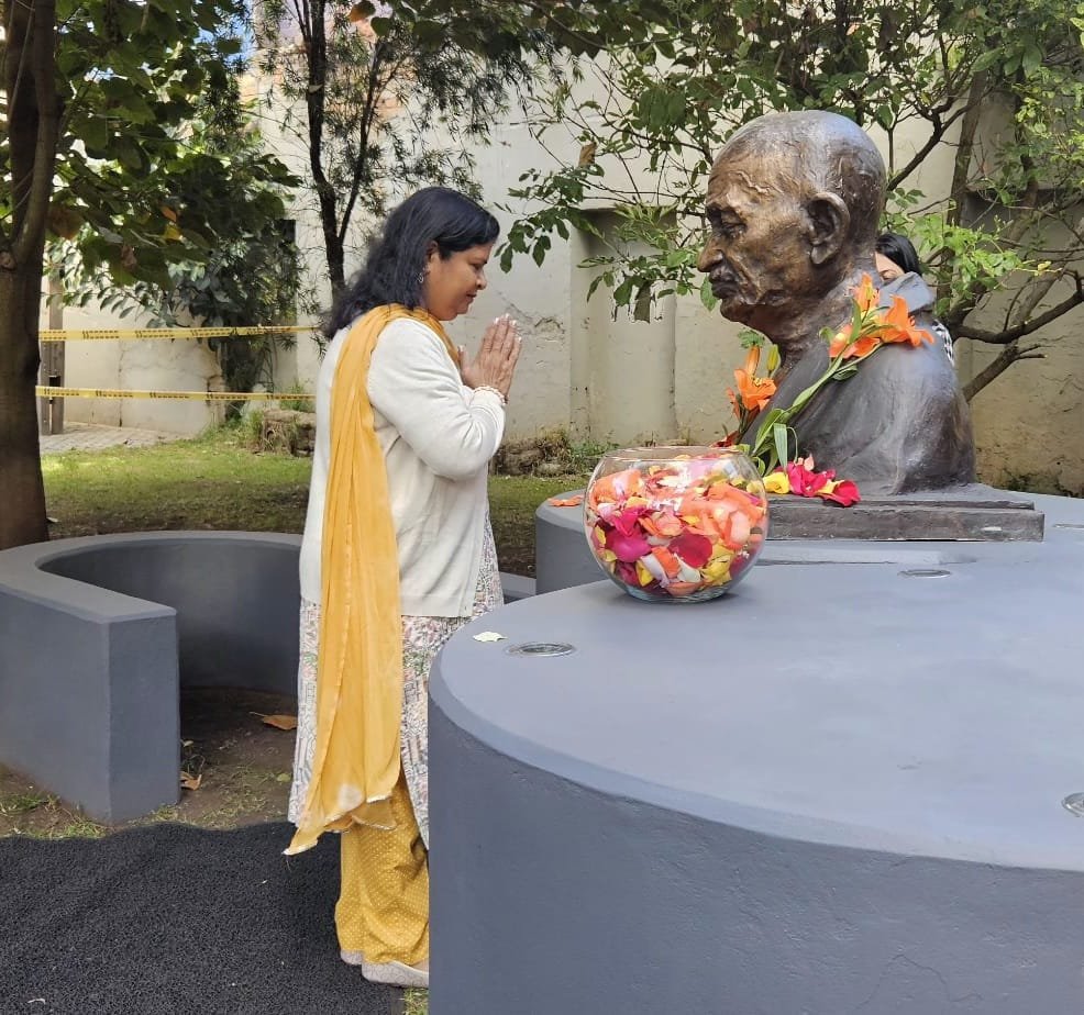 On the occasion of Gandhi Jayanti, Amb. H.E. Mr. Vanlalhuma, Embassy officials & members of Utadeo University paid floral tributes at the bust of  Mahatma Gandhi on the University campus, remembering his timeless principles of truth, non-violence & compassion.