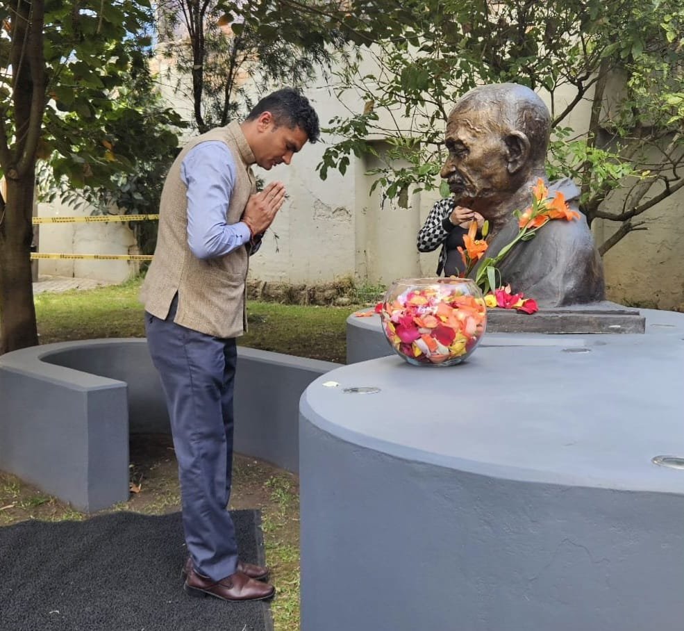 On the occasion of Gandhi Jayanti, Amb. H.E. Mr. Vanlalhuma, Embassy officials & members of Utadeo University paid floral tributes at the bust of  Mahatma Gandhi on the University campus, remembering his timeless principles of truth, non-violence & compassion.