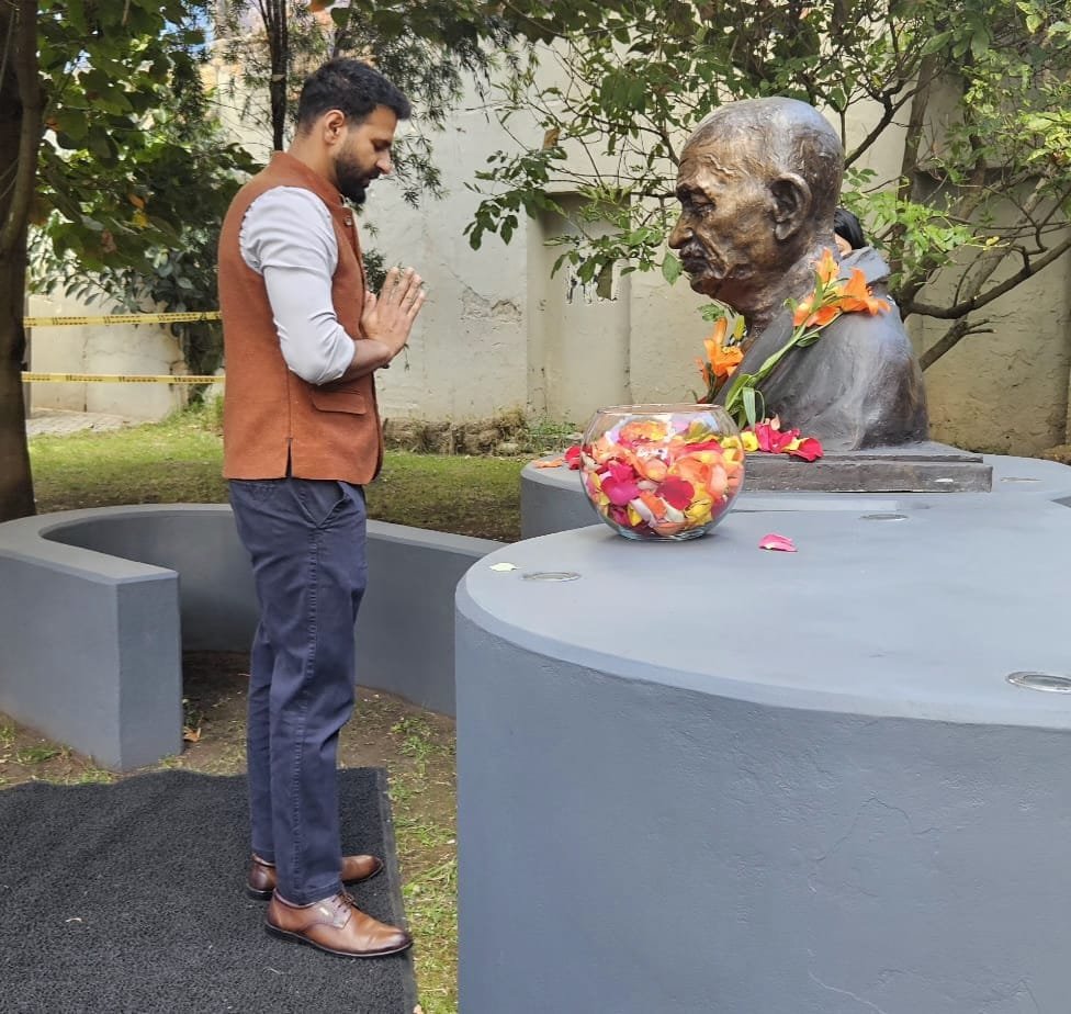 On the occasion of Gandhi Jayanti, Amb. H.E. Mr. Vanlalhuma, Embassy officials & members of Utadeo University paid floral tributes at the bust of  Mahatma Gandhi on the University campus, remembering his timeless principles of truth, non-violence & compassion.