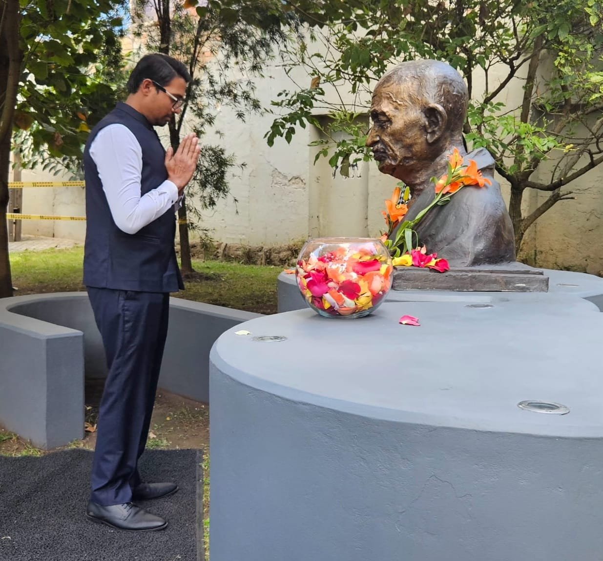 On the occasion of Gandhi Jayanti, Amb. H.E. Mr. Vanlalhuma, Embassy officials & members of Utadeo University paid floral tributes at the bust of  Mahatma Gandhi on the University campus, remembering his timeless principles of truth, non-violence & compassion.