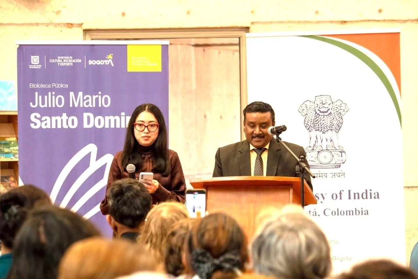 India Corner was inaugurated jointly by Ambassador Dr. Vinod Bahade, along with Dr. Viviana Andrea Victorino, Director of Bibliored and Dr. Cesar Salamanca, Mayor of Suba, at the Julio Mario Santo Domingo Public Library.