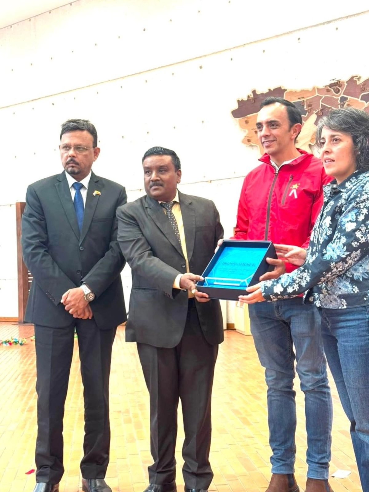 India Corner was inaugurated jointly by Ambassador Dr. Vinod Bahade, along with Dr. Viviana Andrea Victorino, Director of Bibliored and Dr. Cesar Salamanca, Mayor of Suba, at the Julio Mario Santo Domingo Public Library.