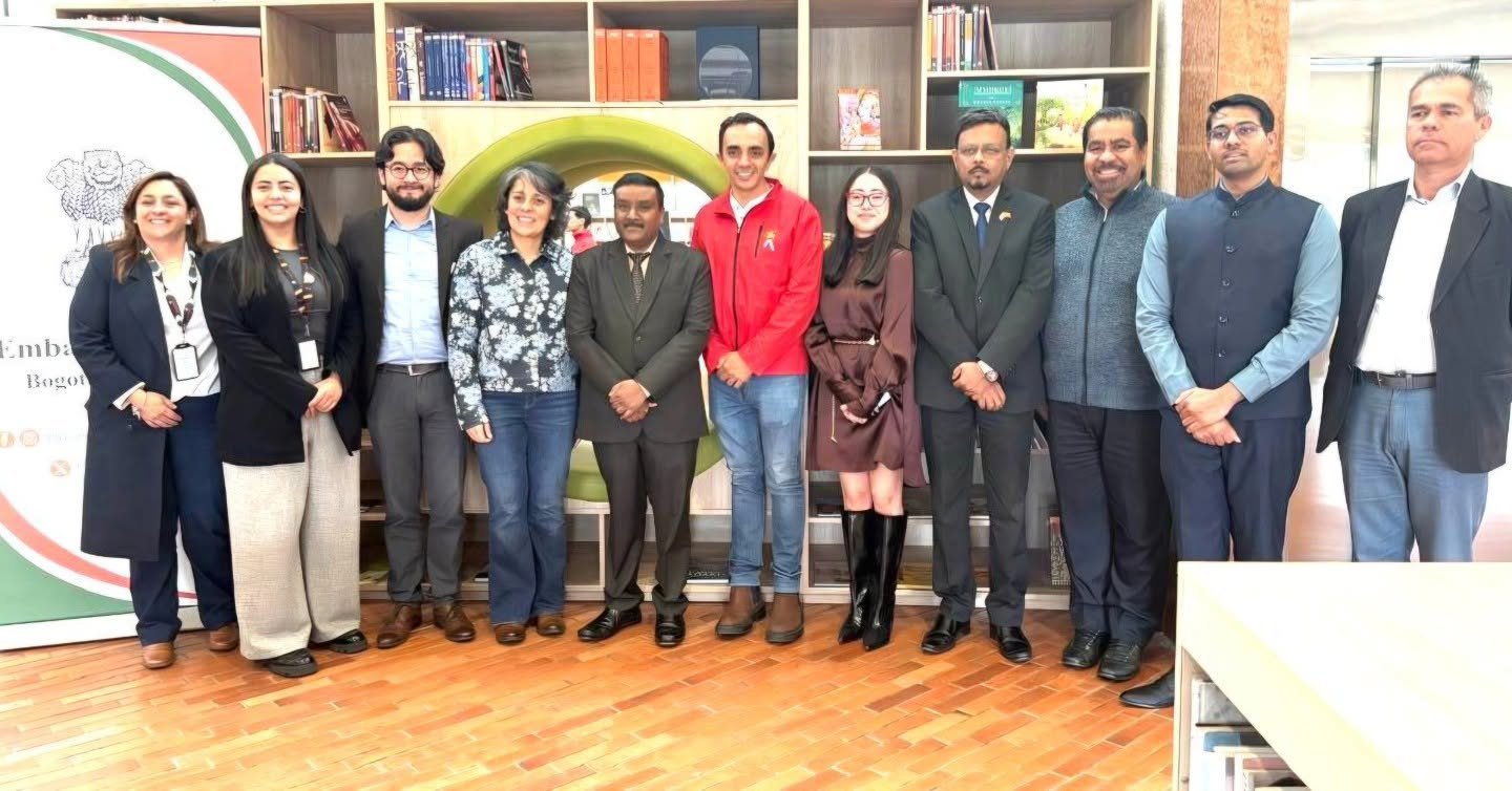 India Corner was inaugurated jointly by Ambassador Dr. Vinod Bahade, along with Dr. Viviana Andrea Victorino, Director of Bibliored and Dr. Cesar Salamanca, Mayor of Suba, at the Julio Mario Santo Domingo Public Library.