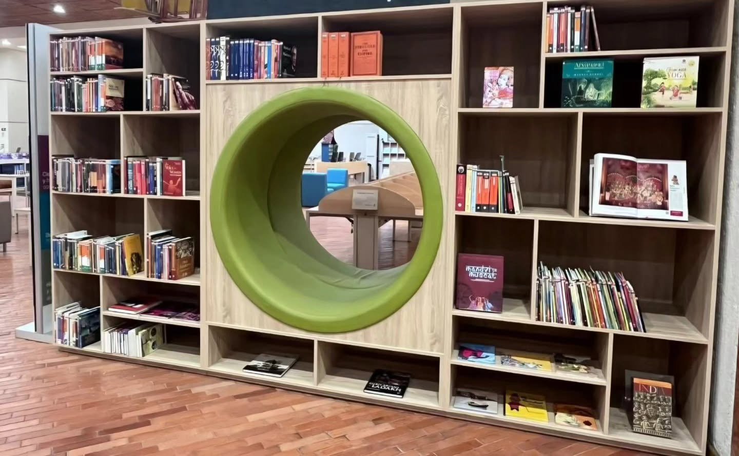 India Corner was inaugurated jointly by Ambassador Dr. Vinod Bahade, along with Dr. Viviana Andrea Victorino, Director of Bibliored and Dr. Cesar Salamanca, Mayor of Suba, at the Julio Mario Santo Domingo Public Library.