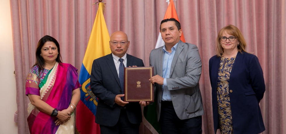 Visita de la Ministra de Estado a Ecuador, Sra. Meenakashi Lekhi firma de Memorando de Entendimiento para la Cooperación Farmacéutica entre CDSCO India y ARSCSA Ecuador