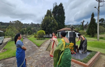 The Embassy of India in Bogota along with members of the Indian diaspora offered a floral homage to the bust of Tagore located at the Caro y Cuervo Institute.